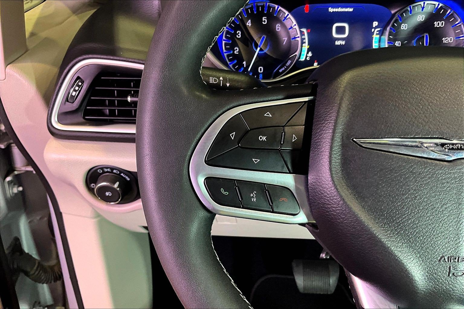 Used 2024 Chrysler Pacifica Touring-L FWD image 12