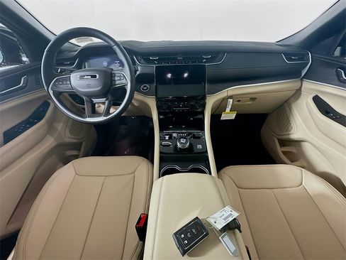 New 2025 Jeep Grand Cherokee Limited image 9