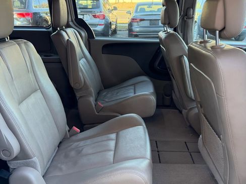 Used 2013 Chrysler Town & Country Touring image 9