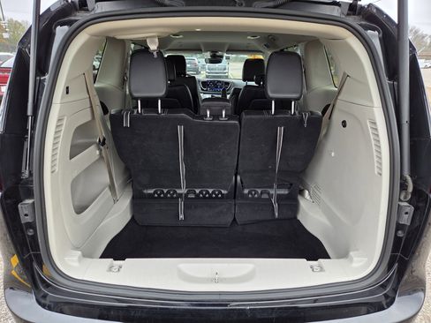 Certified 2024 Chrysler Pacifica Touring-L image 8