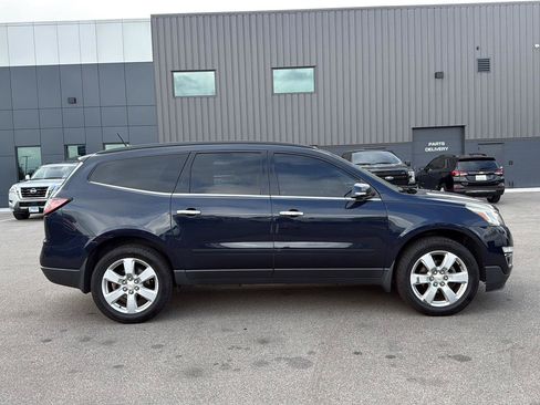 Used 2017 Chevrolet Traverse LT w/ Style and Technology Package FWD image 2