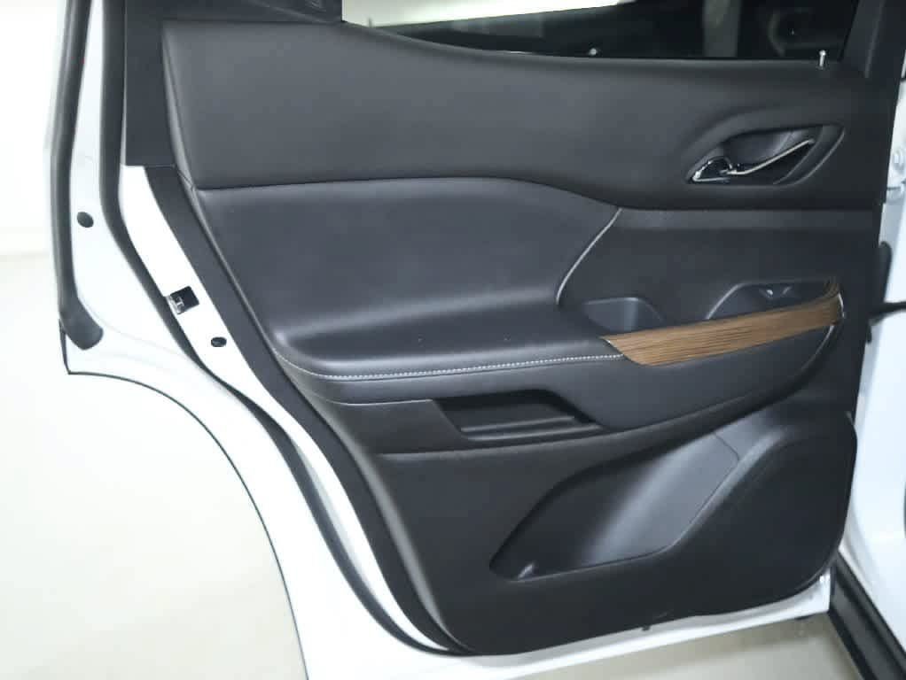 Used 2023 GMC Acadia SLE FWD image 13