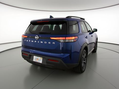 Used 2025 Nissan Pathfinder SV image 9