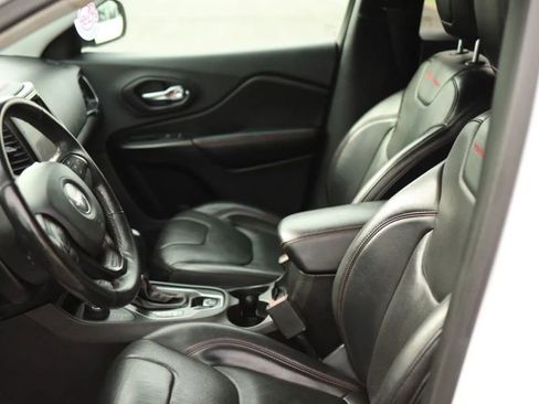 Used 2019 Jeep Cherokee Trailhawk AWD/4WD image 15