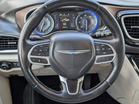 Used 2017 Chrysler Pacifica Touring-L w/ Tire & Wheel Group image 18