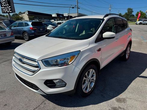 Used 2018 Ford Escape SE w/ SE Sync 3 Package FWD image 3