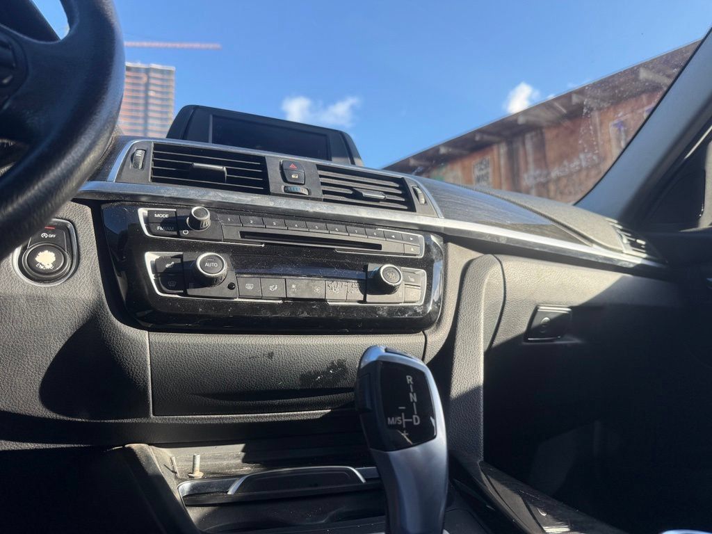 Used 2018 BMW 320i Sedan RWD image 18