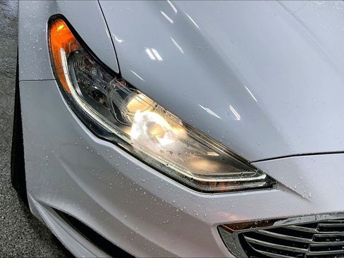 Used 2017 Ford Fusion SE w/ Fusion SE Technology Package image 31