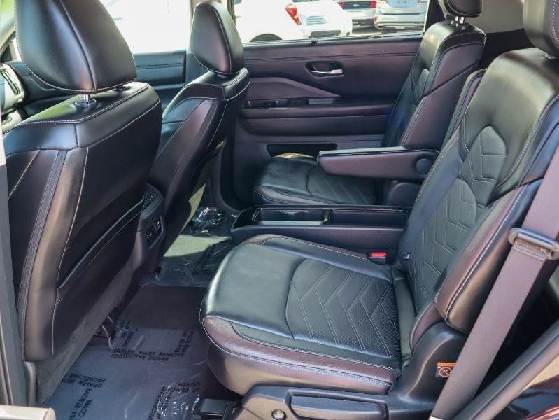 Used 2024 Nissan Pathfinder Platinum FWD image 11