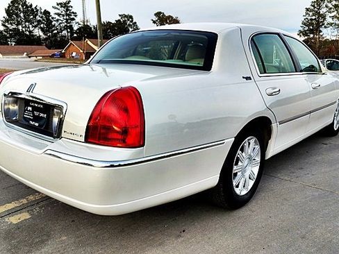 Used 2006 Lincoln Town Car Signature Limited image 9
