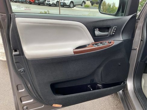 Used 2015 Toyota Sienna AWD image 27