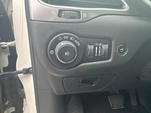 Used 2019 Jeep Cherokee Overland w/ Technology Group AWD/4WD image 8