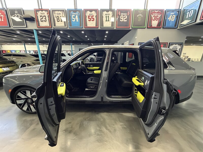 Used 2025 Rolls-Royce Cullinan AWD/4WD image 1