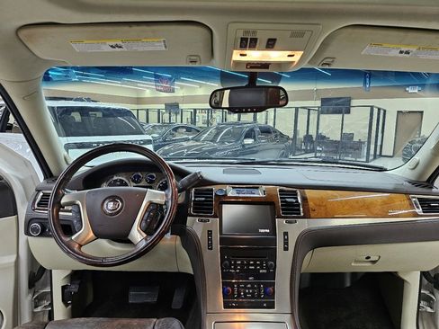 Used 2013 Cadillac Escalade ESV Platinum RWD image 29