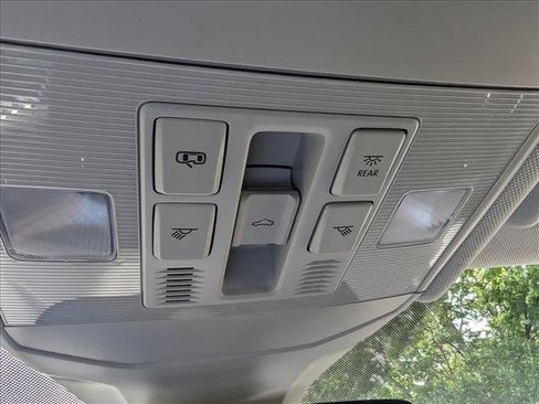Certified 2024 Volkswagen Jetta SE w/ Panoramic Sunroof Package FWD image 39