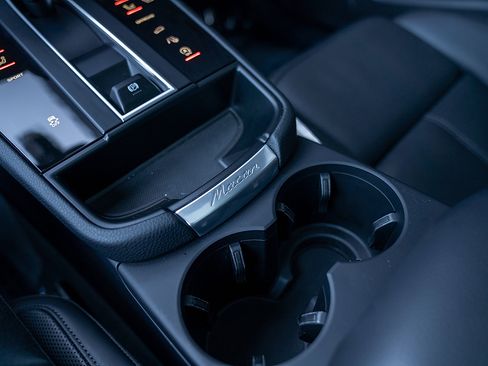 Certified 2025 Porsche Macan image 15