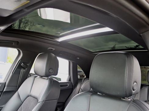 Used 2021 Porsche Macan AWD/4WD image 30