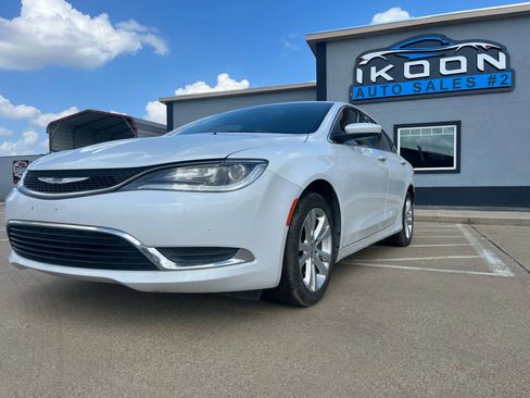 Used 2015 Chrysler 200 Limited image 1