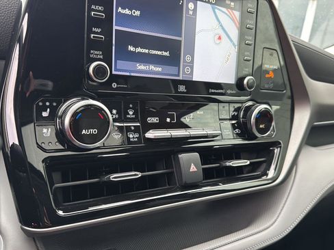 Used 2021 Toyota Highlander Limited image 23