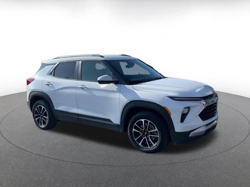 Used 2025 Chevrolet TrailBlazer LT image 2