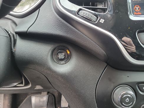 Used 2019 Jeep Cherokee Limited FWD image 20