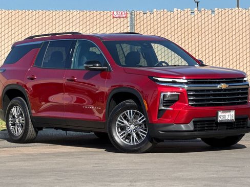 Certified 2026 Chevrolet Traverse LT w/ Driver Confidence Package FWD image 2