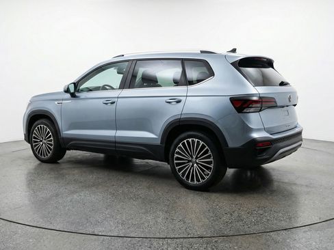 Used 2025 Volkswagen Taos SE image 6