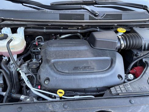 Used 2025 Chrysler Pacifica Select image 34