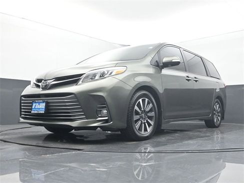Used 2019 Toyota Sienna L image 8