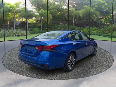 Used 2025 Nissan Altima 2.5 SV FWD image 5