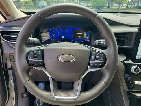 Certified 2023 Ford Explorer Platinum w/ Technology Package AWD/4WD image 25