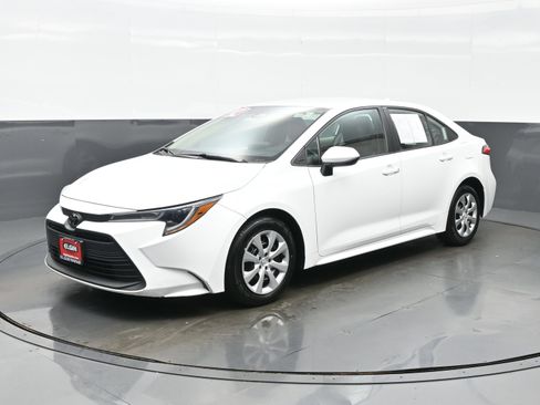 Used 2024 Toyota Corolla LE FWD image 2