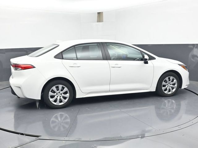 Used 2025 Toyota Corolla LE FWD image 3