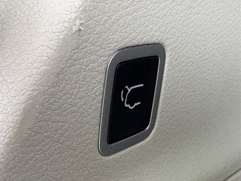 Used 2024 Chrysler Pacifica Touring-L FWD image 16