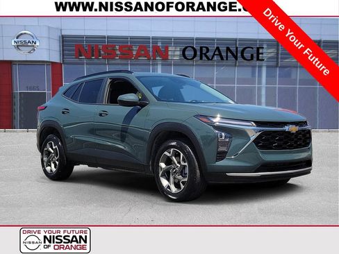 Used 2025 Chevrolet Trax LT FWD image 1