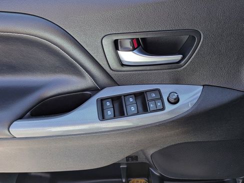 Used 2020 Toyota Sienna SE w/ Carpet Mat Package image 19