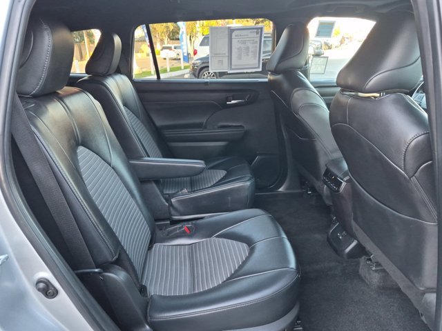 Used 2024 Toyota Highlander XSE FWD image 7