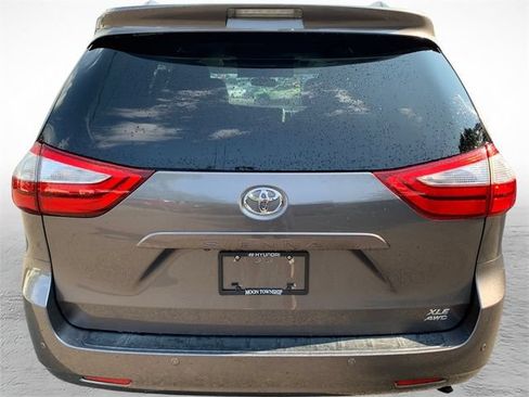 Used 2017 Toyota Sienna XLE Premium AWD/4WD image 4