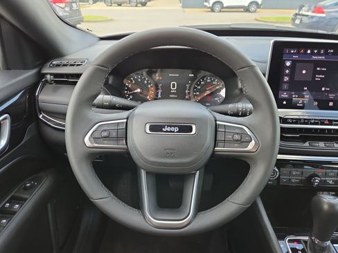 Used 2026 Jeep Compass Latitude AWD/4WD image 18
