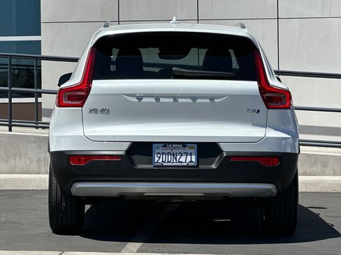 Used 2022 Volvo XC40 T5 Momentum image 4