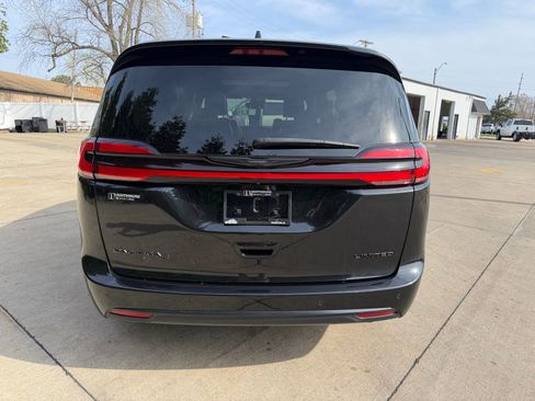 Used 2022 Chrysler Pacifica Limited w/ Uconnect Theater Family Group image 33