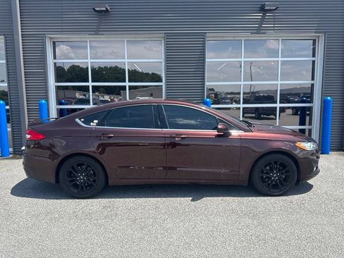 Used 2019 Ford Fusion SE w/ Equipment Group 151A FWD image 4