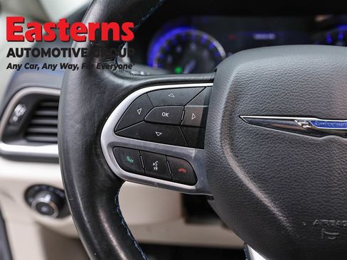 Used 2021 Chrysler Pacifica Touring-L FWD image 15