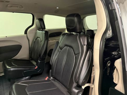 Used 2024 Chrysler Pacifica Touring-L image 48