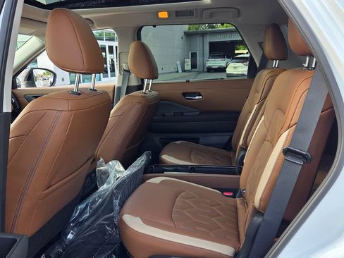 New 2026 Nissan Pathfinder Platinum FWD image 4