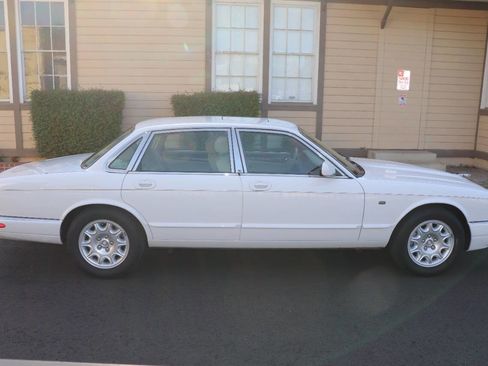 Used 2001 Jaguar XJ8 image 9