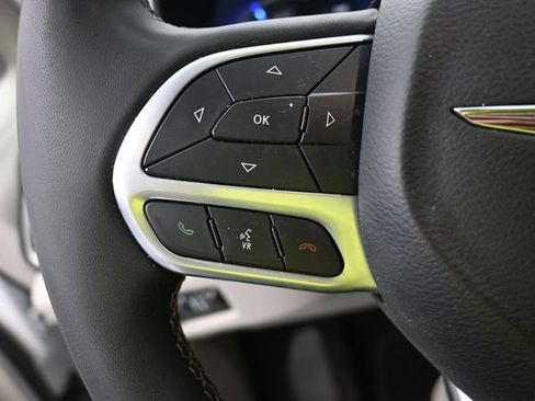 Used 2024 Chrysler Pacifica Limited FWD image 17