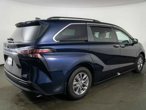 Used 2024 Toyota Sienna XLE FWD image 8