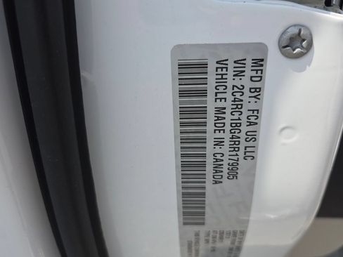 Used 2024 Chrysler Pacifica Touring-L FWD image 5