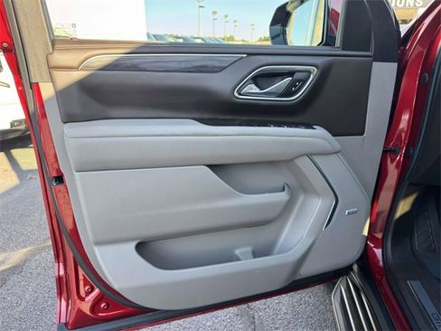 Used 2021 GMC Yukon SLT w/ SLT Premium Package image 16